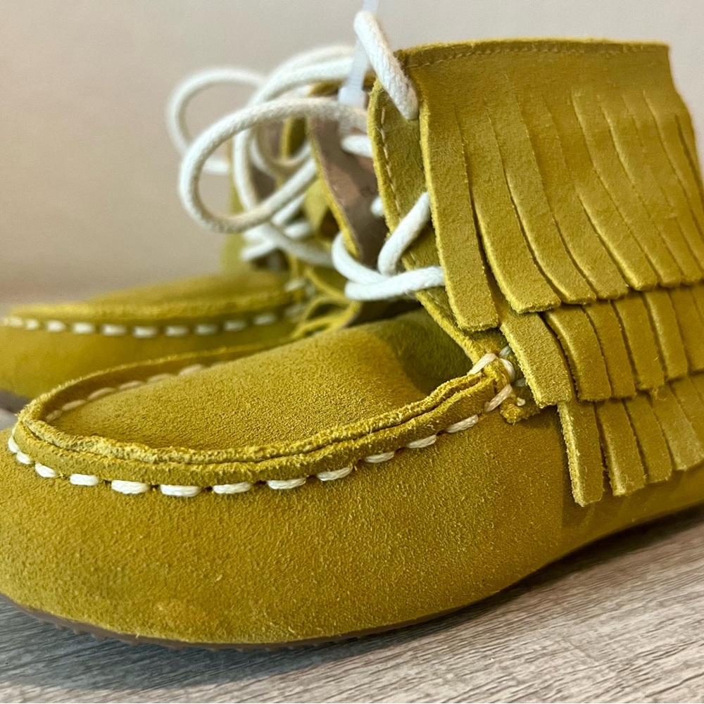 Monkey Feet Mustard Yellow Fringe Moccasin boots. Size 2-3 years with laces.